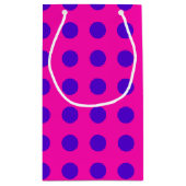 Blauwe pokstippen op fuchsia klein cadeauzakje (Achterkant)