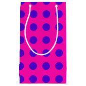 Blauwe pokstippen op fuchsia klein cadeauzakje (Voorkant)