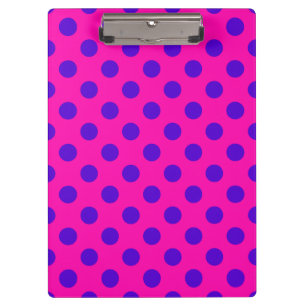 Blauwe pokstippen op fuchsia klembord