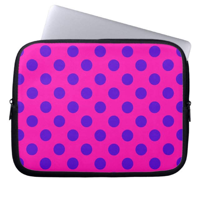 Blauwe pokstippen op fuchsia laptop sleeve (Voorkant)