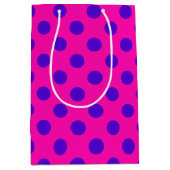 Blauwe pokstippen op fuchsia medium cadeauzakje (Voorkant)