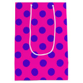 Blauwe pokstippen op fuchsia medium cadeauzakje (Achterkant)