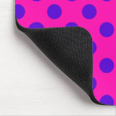 Blauwe pokstippen op fuchsia muismat (Hoek)