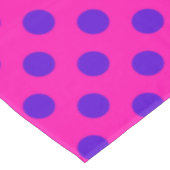 Blauwe pokstippen op fuchsia tafelkleed (Gekanteld)