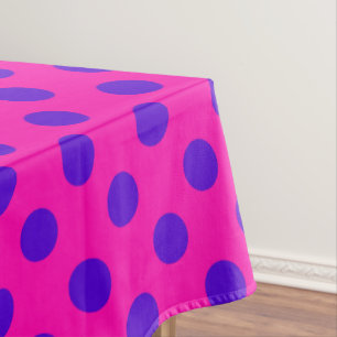 Blauwe pokstippen op fuchsia tafelkleed