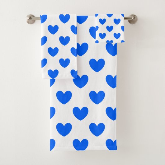 Blauwe polka harten op wit bad handdoek (Insitu)
