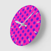 Blauwe polka-stippen op fuchsia ronde klok (Hoek)
