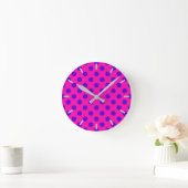 Blauwe polka-stippen op fuchsia ronde klok (Huis)
