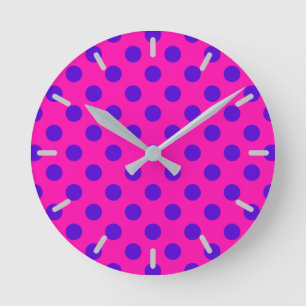 Blauwe polka-stippen op fuchsia ronde klok