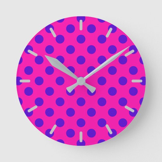 Blauwe polka-stippen op fuchsia ronde klok (Voorkant)