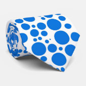 Blauwe polka stippen op witte achtergrond stropdas (Opgerold)