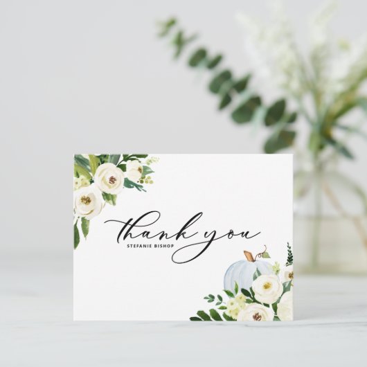 Blauwe pompoen en witte bloemen Afstuderen Dank u Briefkaart (Staand voorkant)