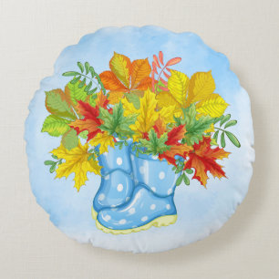 Blauwe poodot-regenlaarzen vallen weg rond kussen