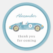 Blauwe race auto verjaardag ronde sticker (Voorkant)