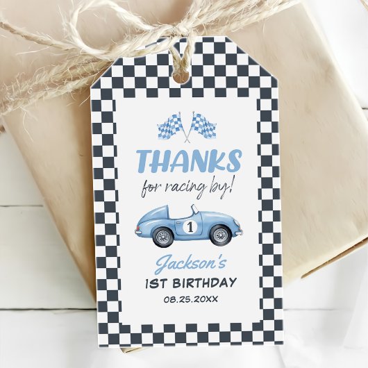 Blauwe raceauto jongen 1e verjaardag cadeaulabel