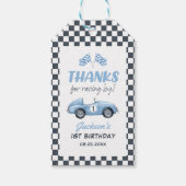 Blauwe raceauto jongen 1e verjaardag cadeaulabel (Voorkant)