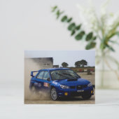 Blauwe rally-wagen briefkaart (Staand voorkant)