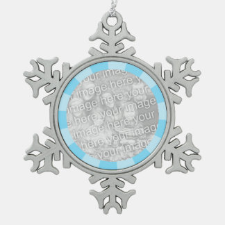 Blauwe rand rond de rand van de barst tin sneeuwvlok ornament