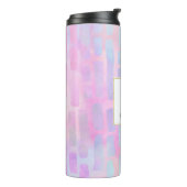 Blauwe rechthoekvormen op roze achtergrondmonogram thermosbeker (Gedraaid links)