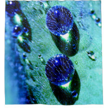 Blauwe regendruppels, waterparels, buisjes