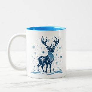 Blauwe Rendier Silhouet In Besneeuwde Kerst Scene Tweekleurige Koffiemok