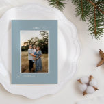Blauwe Retro Boho minimalistische brief en foto Feestdagenkaart<br><div class="desc">Dit Blue Retro Boho Minimalist Letter and Photo Holiday Kaart ontwerp heeft een zacht en koel decor van stoffig blauw met een elegante combinatie van eenvoudige typografie en delicaat script met de groeten van het seizoen van "Merry Christmas". Deze mooie minimale stijl is een perfect gepolijste esthetiek voor uw dierbaren...</div>