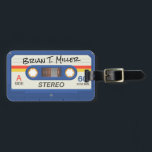 Blauwe Retro Cassette | Markernaam Bagagelabel<br><div class="desc">Draai hoofden en breng een glimlach op de gezichten van mensen als ze zien dat je geruite tas zijn weg vindt in de bagagecarrousel van het vliegveld. Dit leuke bagagelabel is voorzien van een blauw retro-cassette-stijl afbeelding aan beide zijden van het bagagelabel. De ene kant bevat jouw naam in tekst...</div>