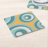 Blauwe retro stijl cirkels op gele achtergrond kartonnen onderzetters (Schuin)