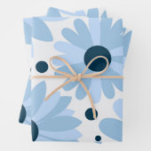 Blauwe retro stijl madeliefjes en donkerblauwe sti inpakpapier vel (In situ)