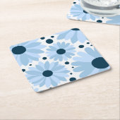 Blauwe retro stijl madeliefjes en donkerblauwe sti kartonnen onderzetters (Schuin)