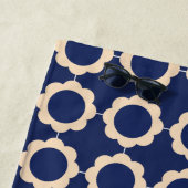 Blauwe Retro Vibe Bloempatroon Monogram Strandlaken (In situ)