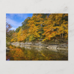 Blauwe rivier in het Briefkaart van de herfst