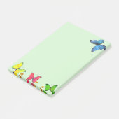 Blauwe rode en gele vlinders op lichtgroen post-it® notes (Schuin)