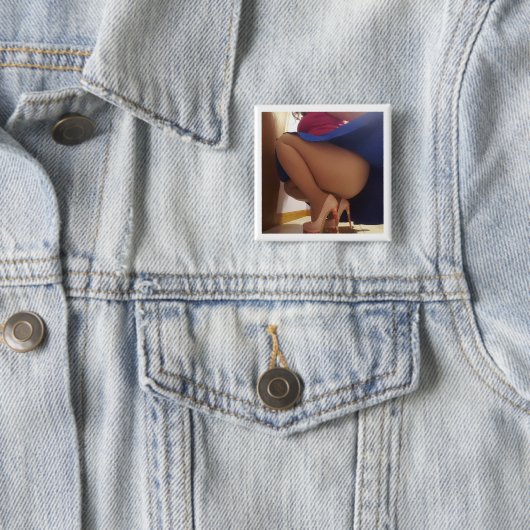 Blauwe rok peekaboe vierkante button 5,1 cm (In situ)