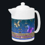 Blauwe Romantische Roos Harten en vlindertekst Theepot<br><div class="desc">Dus ze houdt van rozen,  harten,  vlinders en een aanraking van de romanticus op haar theepot? Dan zal mijn originele kunstgrafiek samen met haar naam en jouw boodschap misschien het perfecte cadeau voor haar zijn!</div>