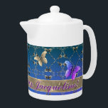 Blauwe Romantische Roos Harten en vlindertekst Theepot<br><div class="desc">Dus ze houdt van rozen,  harten,  vlinders en een aanraking van de romanticus op haar theepot? Dan zal mijn originele kunstgrafiek samen met haar naam en jouw boodschap misschien het perfecte cadeau voor haar zijn!</div>