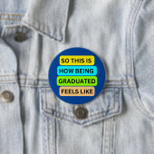 Blauwe ronde knop SO_THIS_IS_HOW_BEING_GRADUATED_ Button 7,6 Cm (In situ)