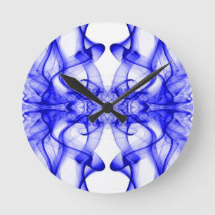 Blauwe rook symmetrische minimalistische witte ronde klok
