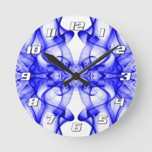 Blauwe rook symmetrische minimalistische witte ronde klok