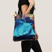 Blauwe Roos Lingering Raindrops Vloerkunst Tote Bag (Dichtbij)