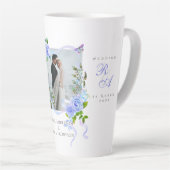 Blauwe Roos Lint Monogram Foto Bruiloft  Latte Mok (Rechterhoek)
