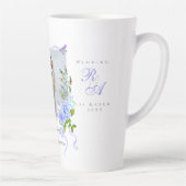 Blauwe Roos Lint Monogram Foto Bruiloft  Latte Mok (Rechts)