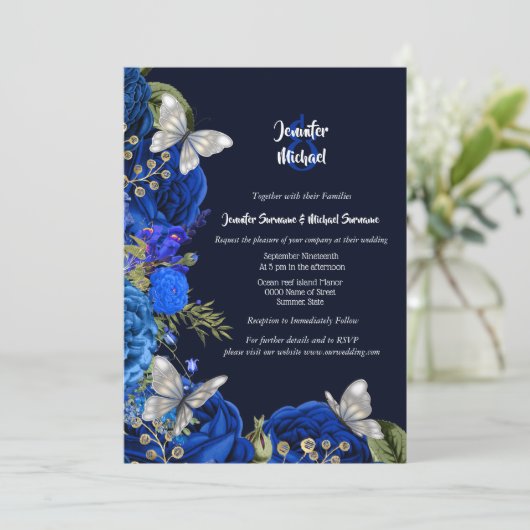 Blauwe roos zilveren vlinderbloemige bruiloft kaart (Staand voorkant)