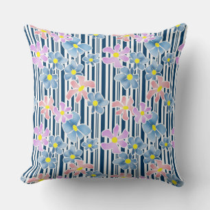 Blauwe roze bloemen op gestreepte wit-blauwe achte kussen