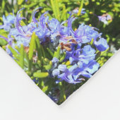 blauwe rozemarijnbloemen op groen fleece deken (Hoek)