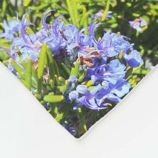 blauwe rozemarijnbloemen op groen fleece deken (Hoek)