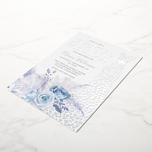 Blauwe Rozen 70ste Verjaardagsfeestje Zilver Folie Uitnodiging (Gedraaid)