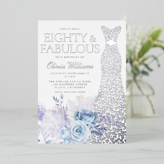 Blauwe Rozen 80ste Verjaardagsfeestje Zilver Folie Uitnodiging (Staand Voorkant)