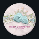 Blauwe Rozen en kroonFloral Bouquet Wedding Magneet<br><div class="desc">Een bruidsmagneet ontworpen met een foto van blauwe rozen omringd door sprigs,  bladeren en fancy bubbels. De bubels vormen ook een kroonvorm. Witte bloemen,   blauwe bogen en wit lacy lint omringen ook de rozen. Op een stoffige roze marmer achtergrond.</div>