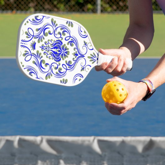 Blauwe Sage Groen en Wit Damask Bloemen Pickleball Paddle (Insitu)